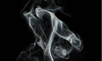 烟雾中的秘密：学会清洁电子烟棉芯的正确方法(电子烟棉芯在哪)